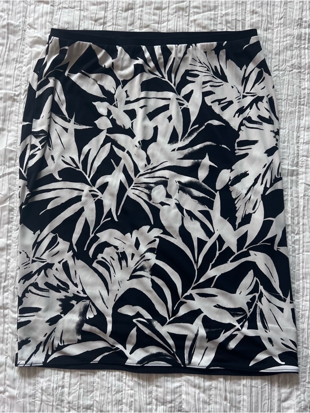 White House Black Market Black and White Leaf-Print Pencil Skirt - Size M